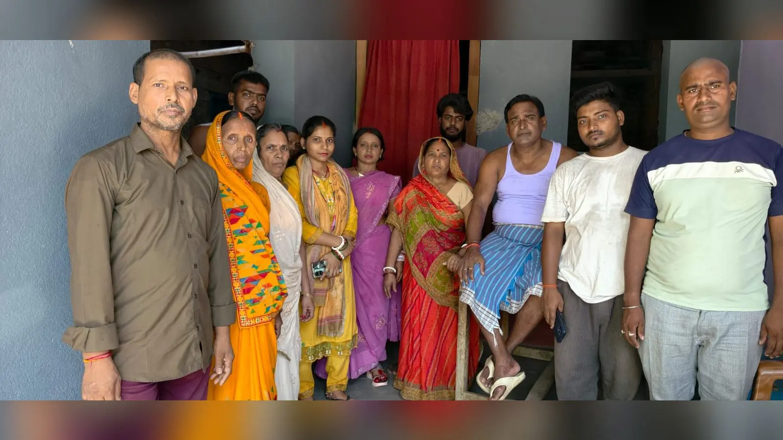 फोटो परिजन एवं पड़ोसियों के साथ साधु शर्मा | Prabhat Khabar Network फोटो परिजन एवं पड़ोसियों के साथ साधु शर्मा | Prabhat Khabar Network