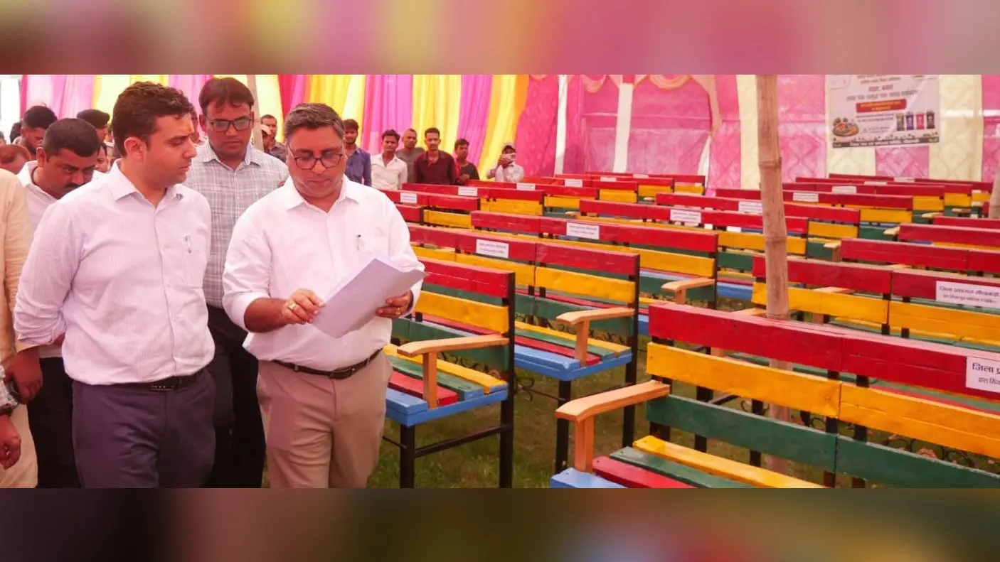 फ़ोटो- मन कि बात कार्यक्रम ---फ़ोटो- कचरे से निर्मित बेंच का निरीक्षण करते डीएम | Prabhat Khabar Network फ़ोटो- मन कि बात कार्यक्रम ---फ़ोटो- कचरे से निर्मित बेंच का निरीक्षण करते डीएम | Prabhat Khabar Network