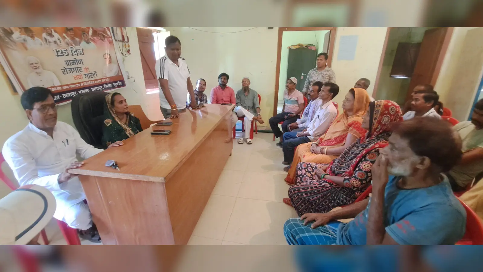 कार्यक्रम में जानकारी देते बीडीओ | Prabhat Khabar Network कार्यक्रम में जानकारी देते बीडीओ | Prabhat Khabar Network