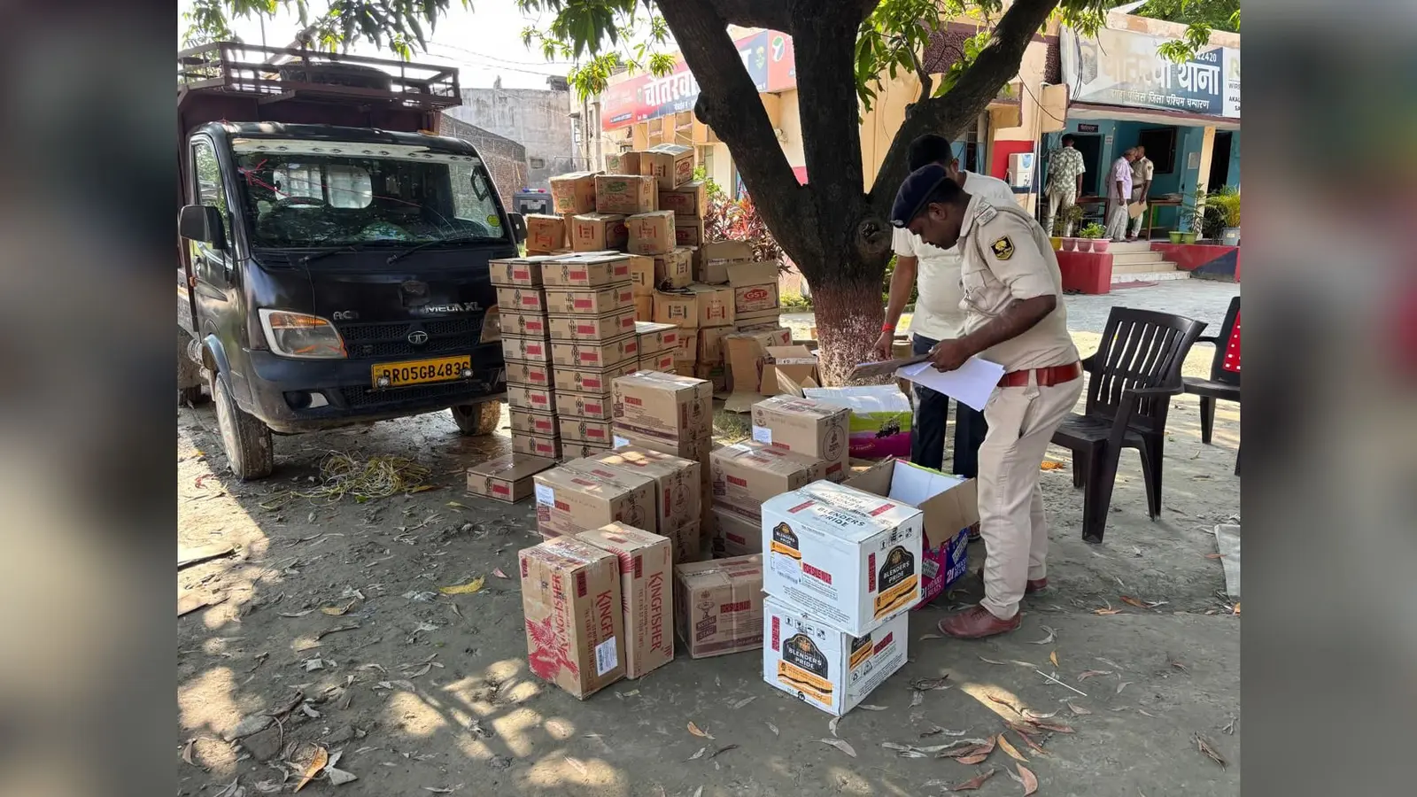 बरामद शराब की गिनती करती पुलिस | Prabhat Khabar Network बरामद शराब की गिनती करती पुलिस | Prabhat Khabar Network