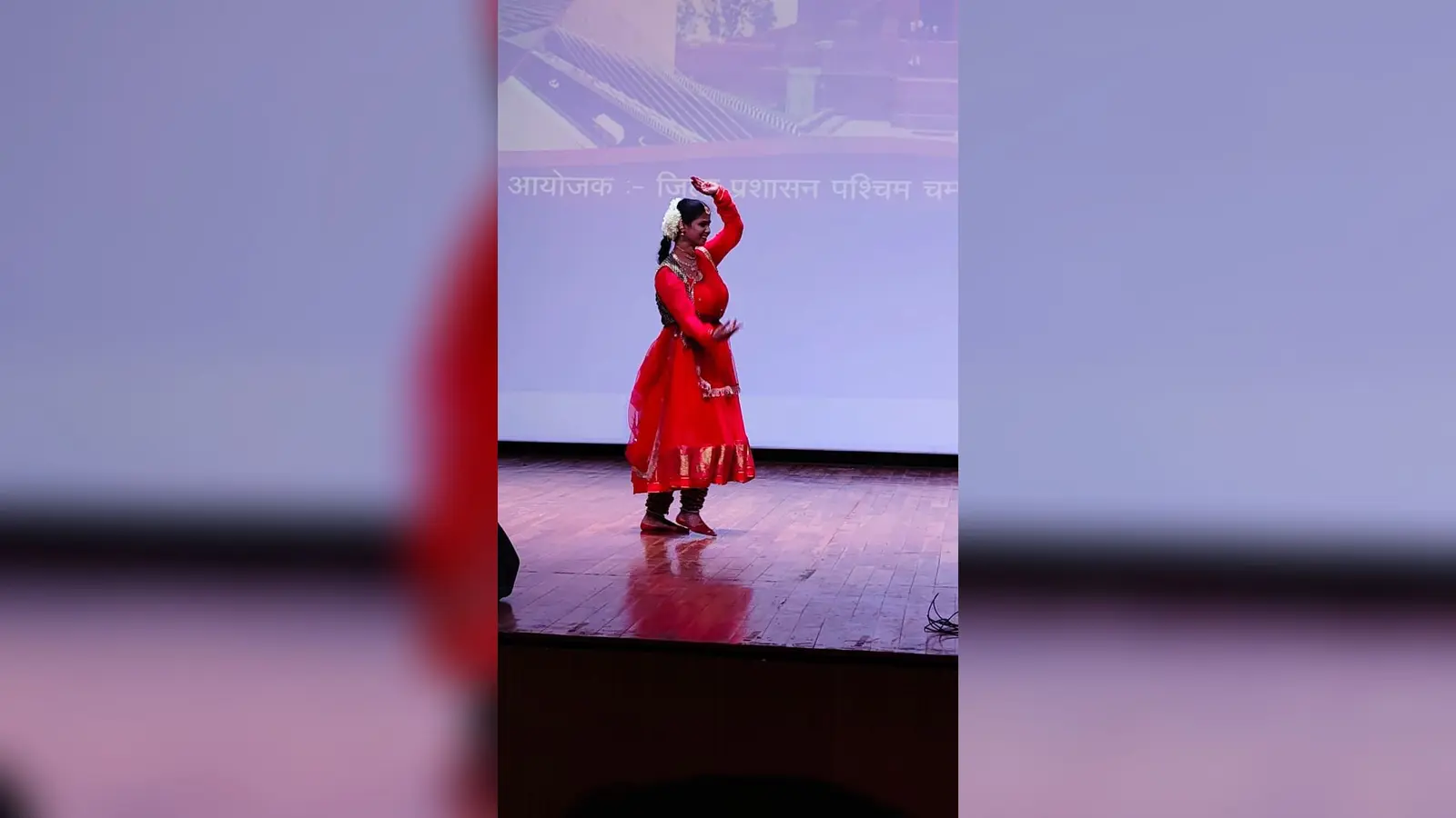 नृत्य प्रस्तुत करतीं स्थानीय कलाकार | Prabhat Khabar Network नृत्य प्रस्तुत करतीं स्थानीय कलाकार | Prabhat Khabar Network