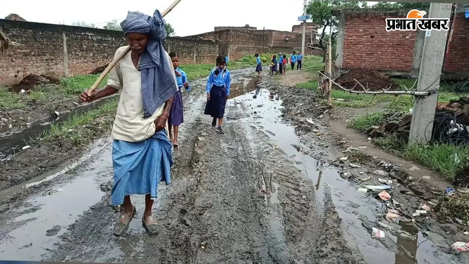 गंदे पानी और कीचड़ से नारकीय जीवन जीने को मजबूर ग्रामीण गंदे पानी और कीचड़ से नारकीय जीवन जीने को मजबूर ग्रामीण