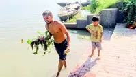 बक्सर में 344वें सप्ताह भी जारी रहा गंगा सफाई अभियान, चौसा बाजार घाट पर युवाओं ने किया श्रमदान