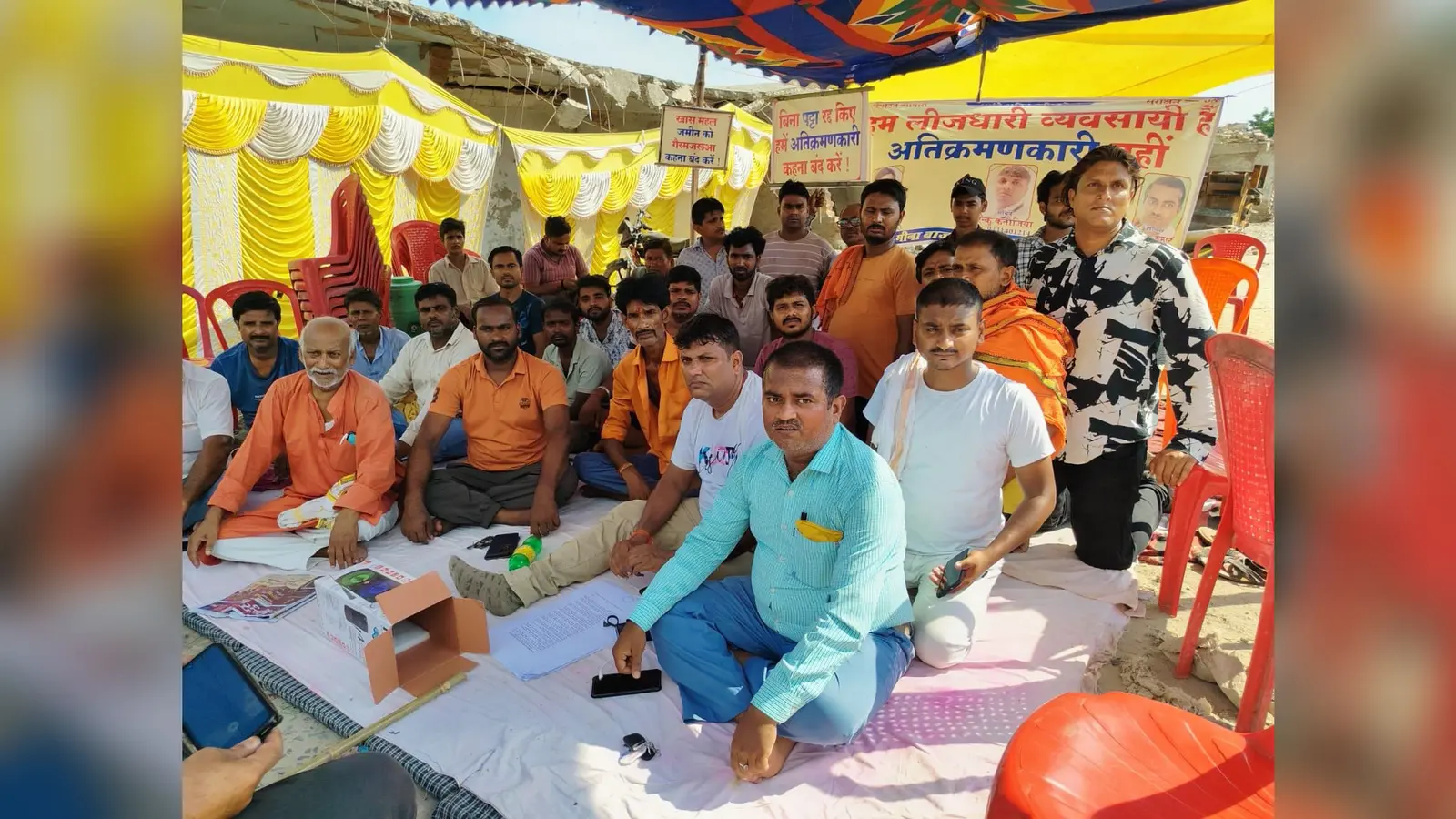 फोटो 02, कैप्सन : धरना पर बैठे व्यवसायी संघ के पदाधिकारी व दुकानदारगण | Prabhat Khabar Network फोटो 02, कैप्सन : धरना पर बैठे व्यवसायी संघ के पदाधिकारी व दुकानदारगण | Prabhat Khabar Network
