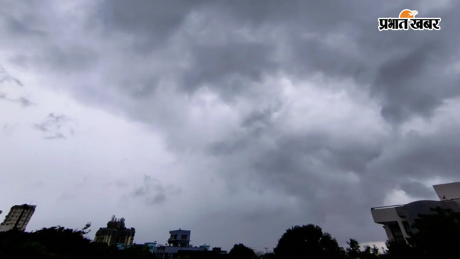 कोलकाता के आसमान में मंडराये घने बादल. कोलकाता के आसमान में मंडराये घने बादल.