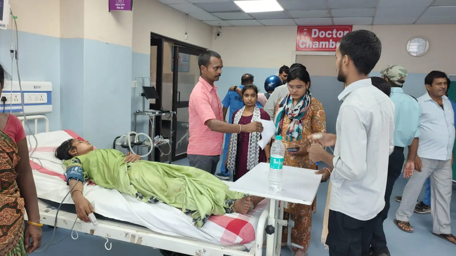 फोटो:मॉडल अस्पताल में इलाज करते डॉक्टर | Prabhat Khabar Network फोटो:मॉडल अस्पताल में इलाज करते डॉक्टर | Prabhat Khabar Network