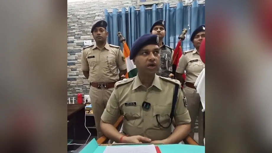 प्रेस वार्ता कर जानकारी देते एसपी अरविंद प्रताप सिंह | Prabhat Khabar Network प्रेस वार्ता कर जानकारी देते एसपी अरविंद प्रताप सिंह | Prabhat Khabar Network