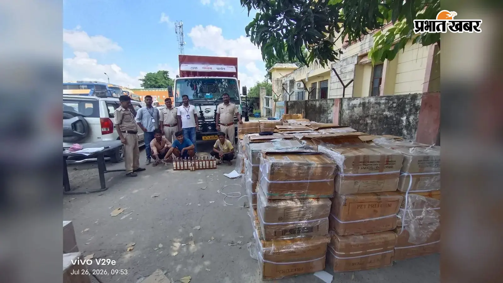 उत्पाद थाने में गिरफ्तार तस्कर व जब्त विदेशी शराब की तस्वीर उत्पाद थाने में गिरफ्तार तस्कर व जब्त विदेशी शराब की तस्वीर
