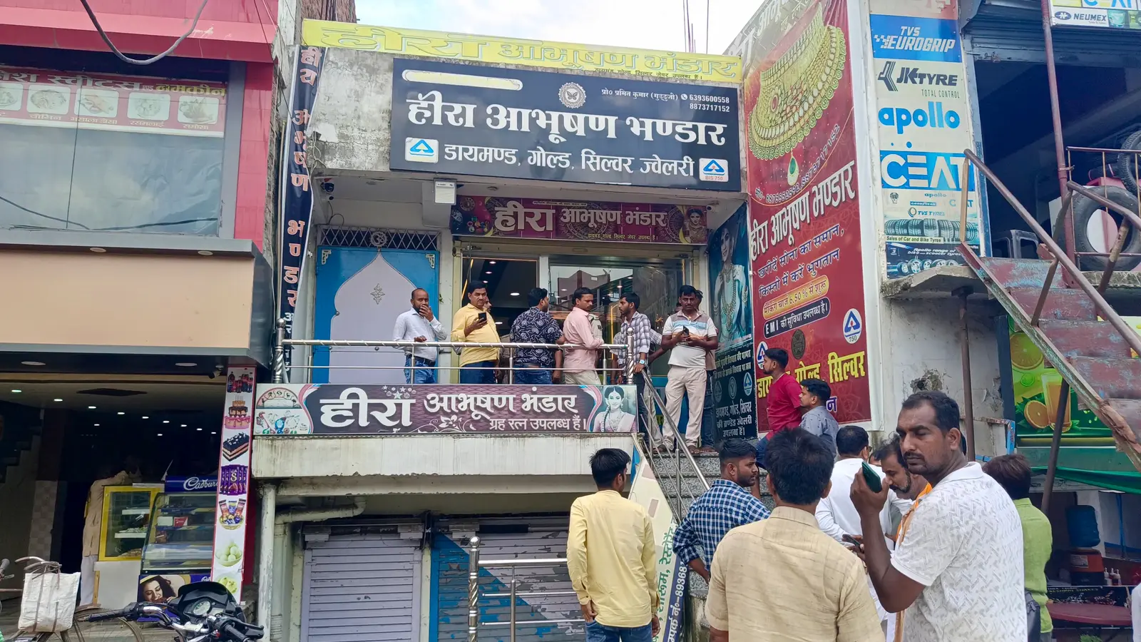 हीरा आभूषण दुकान की तस्वीर जहां दिन दहाड़े हुई लुट | Prabhat Khabar Network हीरा आभूषण दुकान की तस्वीर जहां दिन दहाड़े हुई लुट | Prabhat Khabar Network