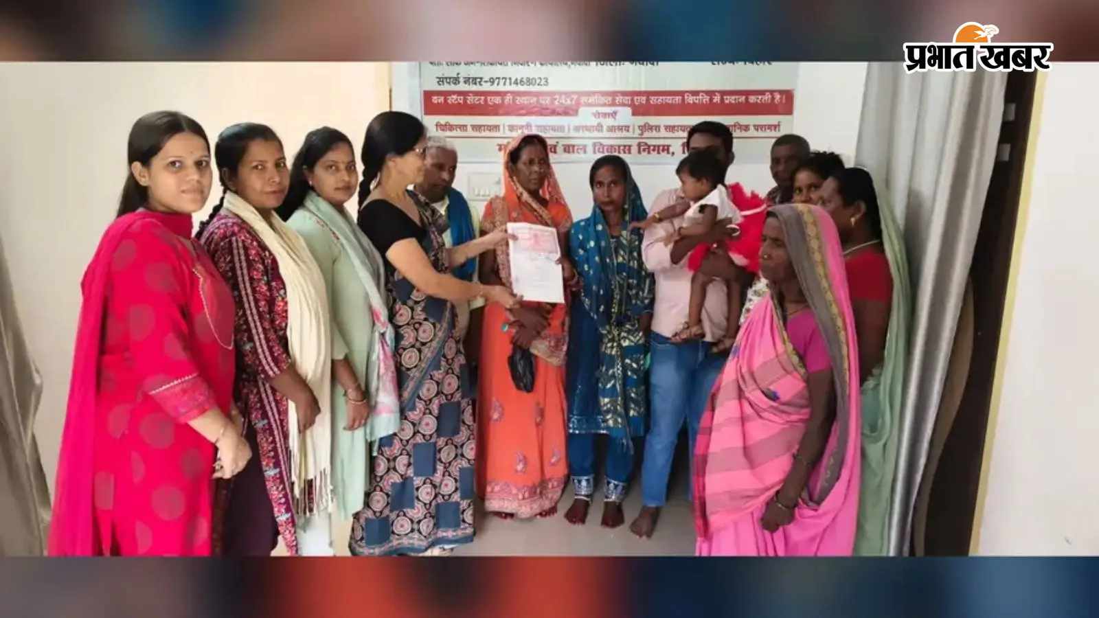 पत्र सौंपते हुए पत्र सौंपते हुए
