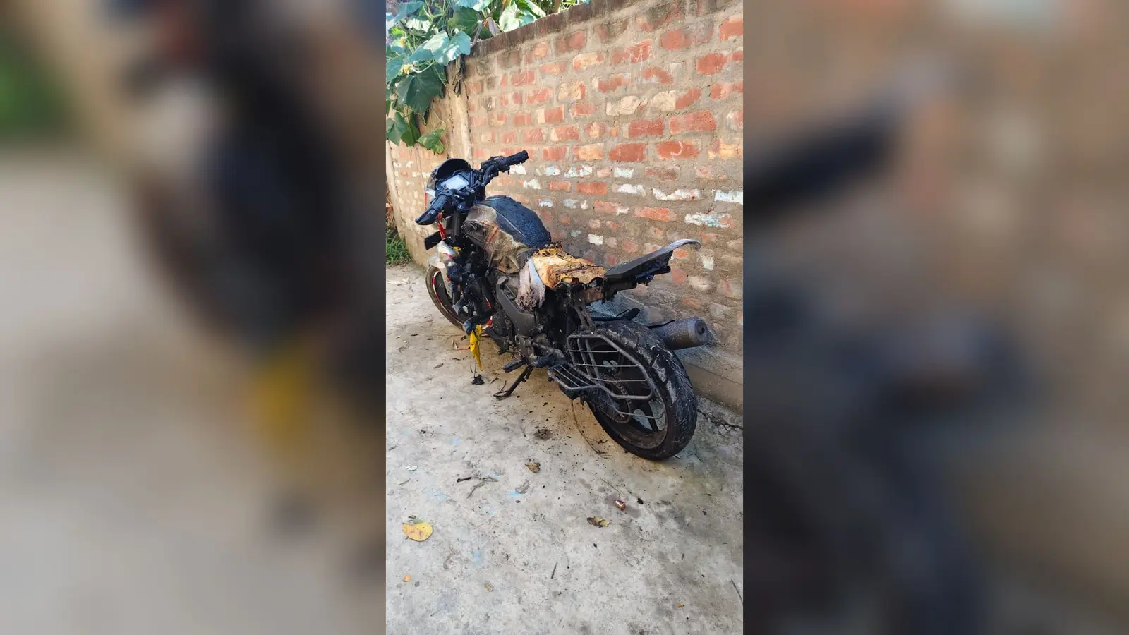 फोटो :- बेनीपट्टी अंचल के बिचखाना गांव में आग में क्षतिग्रस्त हुई बाइक | Prabhat Khabar Network फोटो :- बेनीपट्टी अंचल के बिचखाना गांव में आग में क्षतिग्रस्त हुई बाइक | Prabhat Khabar Network