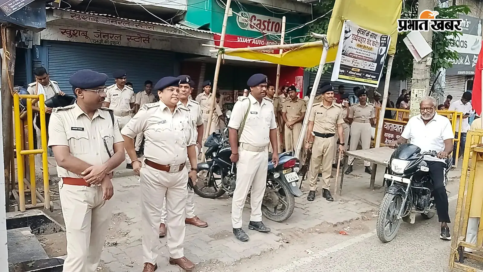 रविवार को जेपी चौक पर तैनात पुलिस रविवार को जेपी चौक पर तैनात पुलिस