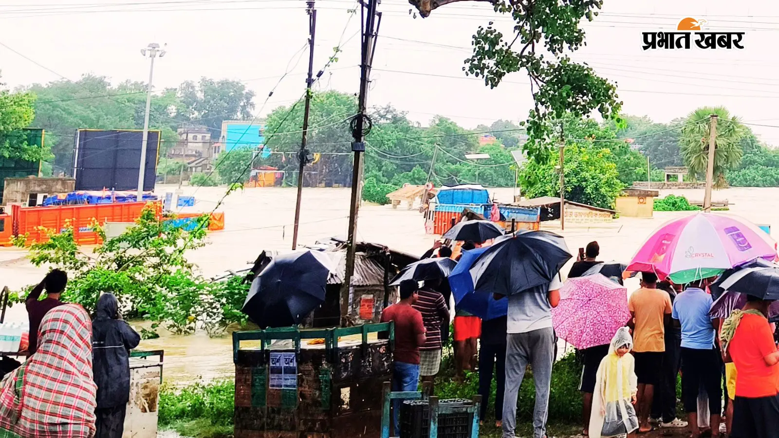 बंगाल में बारिश की वजह से कुछ जगहों पर बाढ़ जैसे हालात. बंगाल में बारिश की वजह से कुछ जगहों पर बाढ़ जैसे हालात.