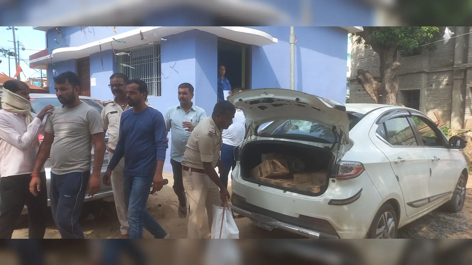 थाना परिसर में जप्त कार में जप्त शराब के साथ तस्कर को जांच करती पुलिस | Prabhat Khabar Network थाना परिसर में जप्त कार में जप्त शराब के साथ तस्कर को जांच करती पुलिस | Prabhat Khabar Network