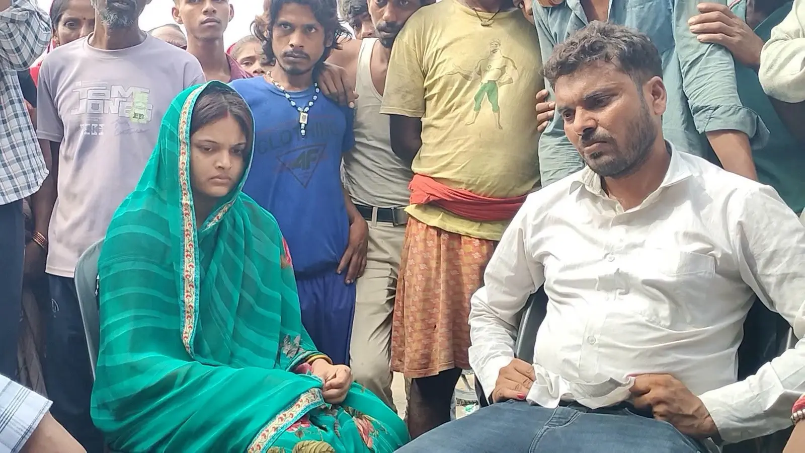 ग्रामीणों के पहल के बाद पति के सामने रचाया गया शादी | Prabhat Khabar Network ग्रामीणों के पहल के बाद पति के सामने रचाया गया शादी | Prabhat Khabar Network
