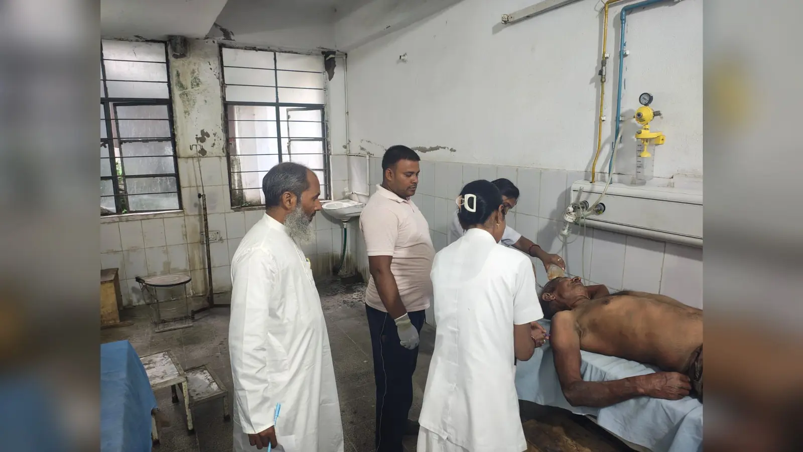 फोटो: रजौली अनुमंडलीय अस्पताल में भर्ती युवक | Prabhat Khabar Network फोटो: रजौली अनुमंडलीय अस्पताल में भर्ती युवक | Prabhat Khabar Network