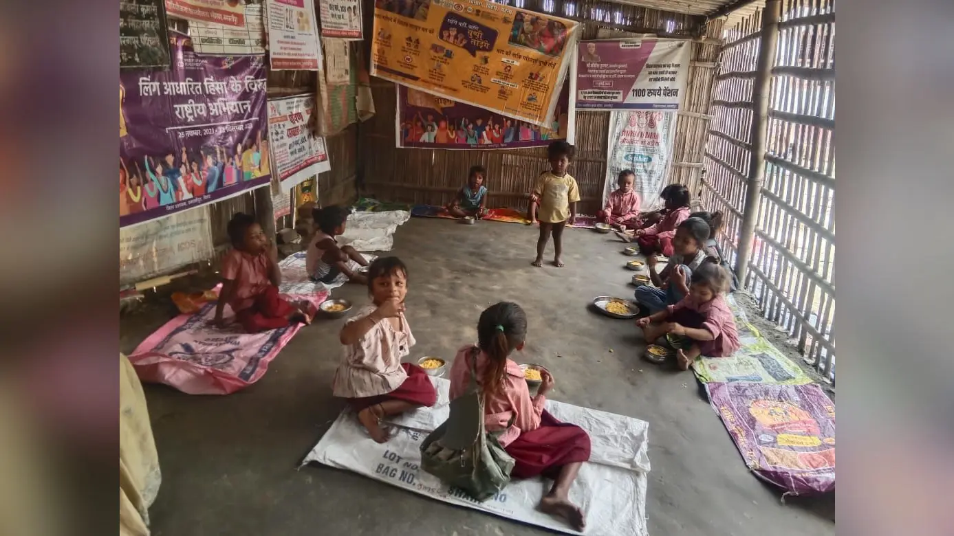 बरसात के दिन में जर्जर झोपड़िया में जान जोखिम में डालकर बैठते बच्चे | Prabhat Khabar Network बरसात के दिन में जर्जर झोपड़िया में जान जोखिम में डालकर बैठते बच्चे | Prabhat Khabar Network