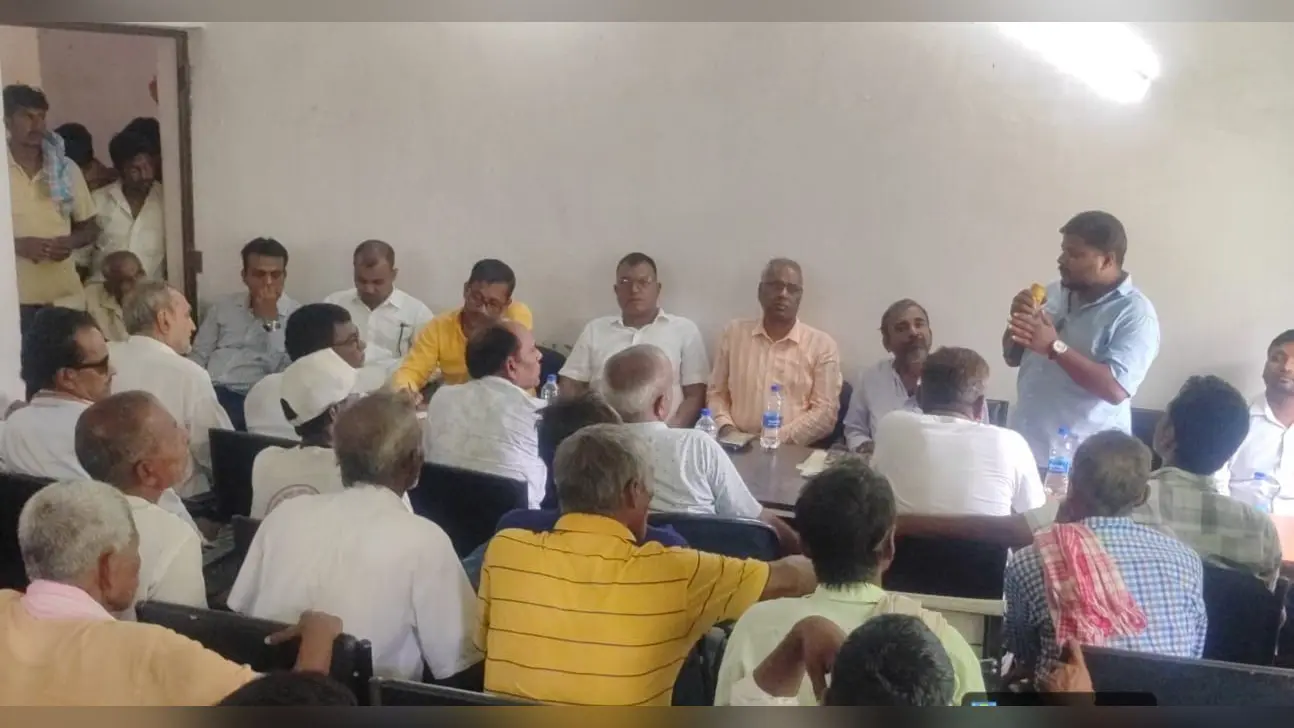 बैठक में शामिल अधिकारी एवं ग्रामीण | Prabhat Khabar Network बैठक में शामिल अधिकारी एवं ग्रामीण | Prabhat Khabar Network