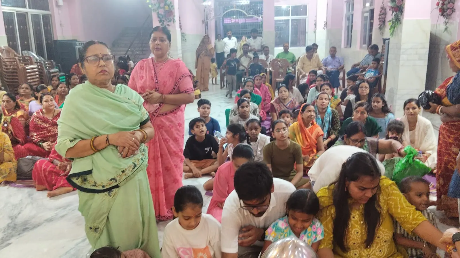 फोटो:खाटू श्याम मंदिर में भजन श्रवण करती श्रद्धालु महिलाएं | Prabhat Khabar Network फोटो:खाटू श्याम मंदिर में भजन श्रवण करती श्रद्धालु महिलाएं | Prabhat Khabar Network