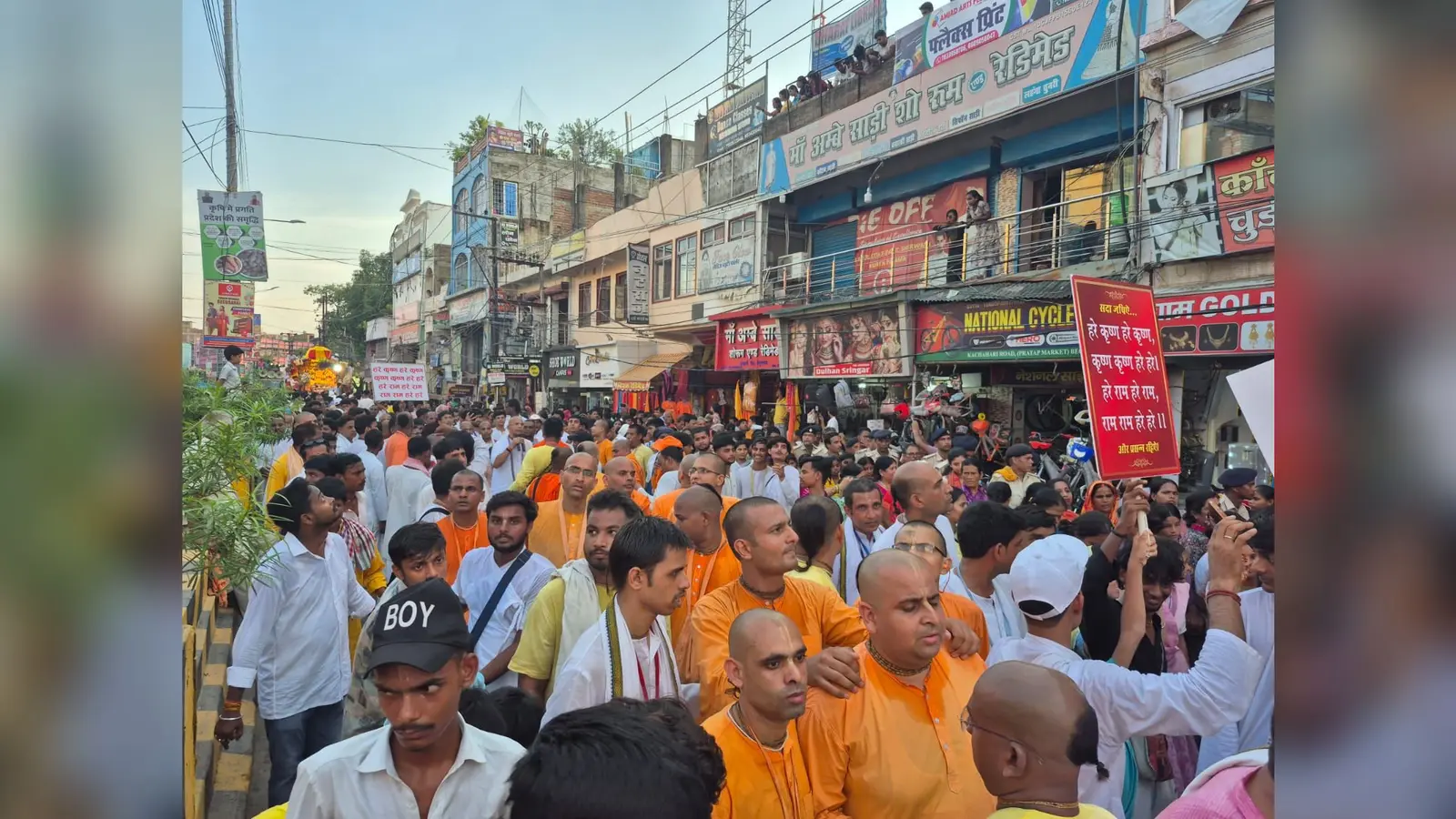 रथयात्रा में शामिल तेघड़ा विधायक रजनीश कुमार व अन्य कचहरी रोड़ से गुजरती भव्य रथयात्रा | Prabhat Khabar Network रथयात्रा में शामिल तेघड़ा विधायक रजनीश कुमार व अन्य कचहरी रोड़ से गुजरती भव्य रथयात्रा | Prabhat Khabar Network