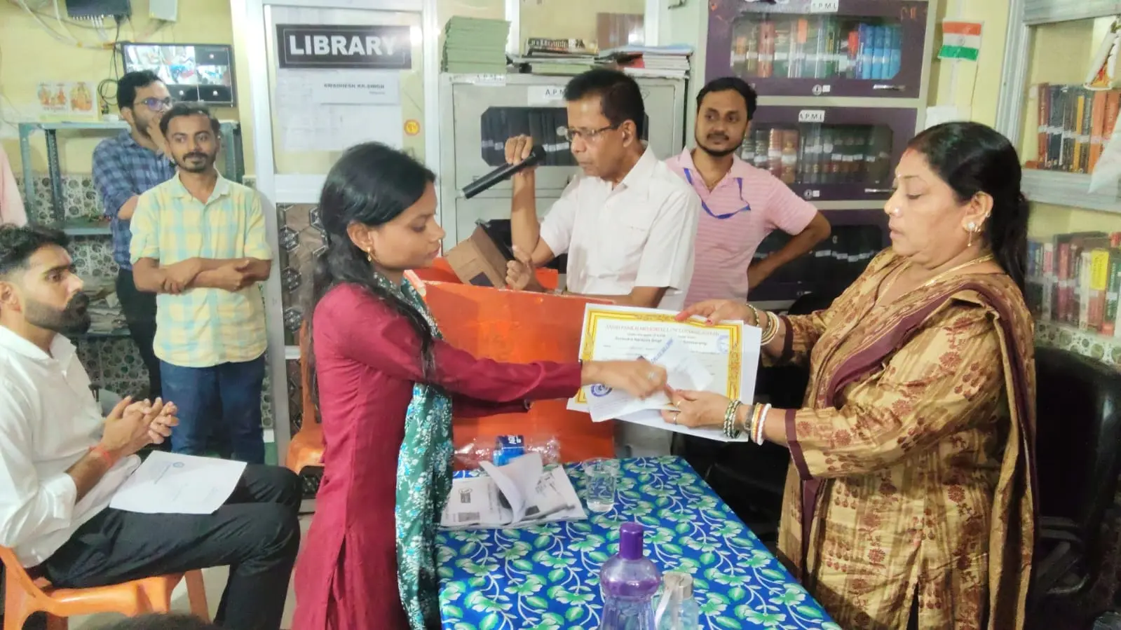 फोटो- गया- छात्रवृत्ति वितरण कार्यक्रम में शामिल लोग | Prabhat Khabar Network फोटो- गया- छात्रवृत्ति वितरण कार्यक्रम में शामिल लोग | Prabhat Khabar Network