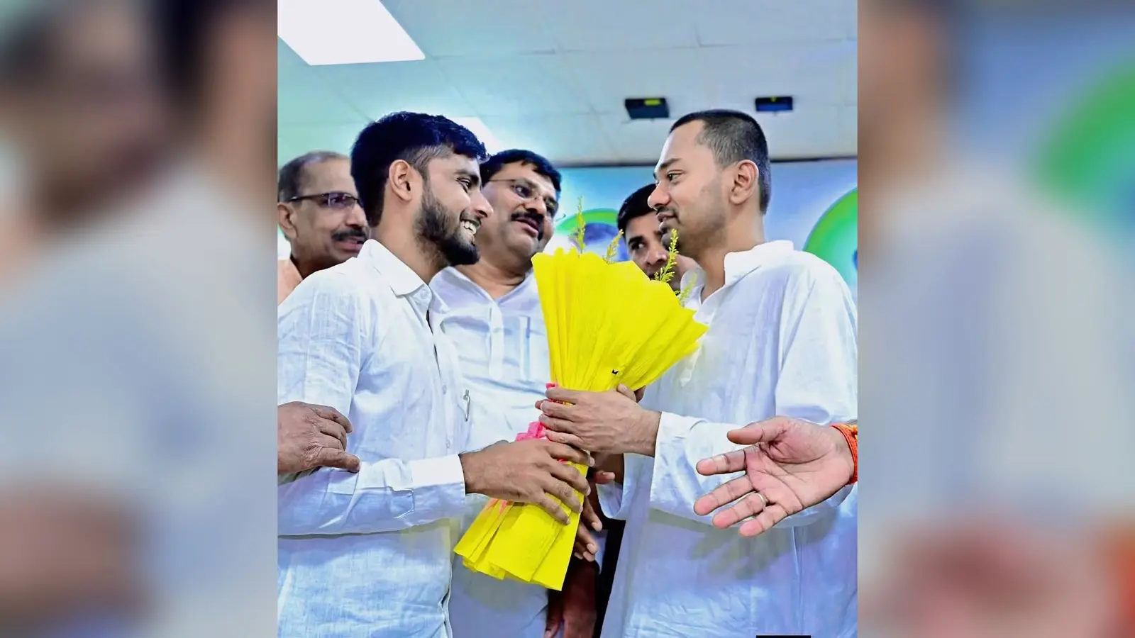 स्वास्थ्य मंत्री निशांत कुमार को बुके देते जेडीयू छात्र प्रकोष्ठ के प्रदेश अध्यक्ष धीरज कुमार | Prabhat Khabar Network स्वास्थ्य मंत्री निशांत कुमार को बुके देते जेडीयू छात्र प्रकोष्ठ के प्रदेश अध्यक्ष धीरज कुमार | Prabhat Khabar Network