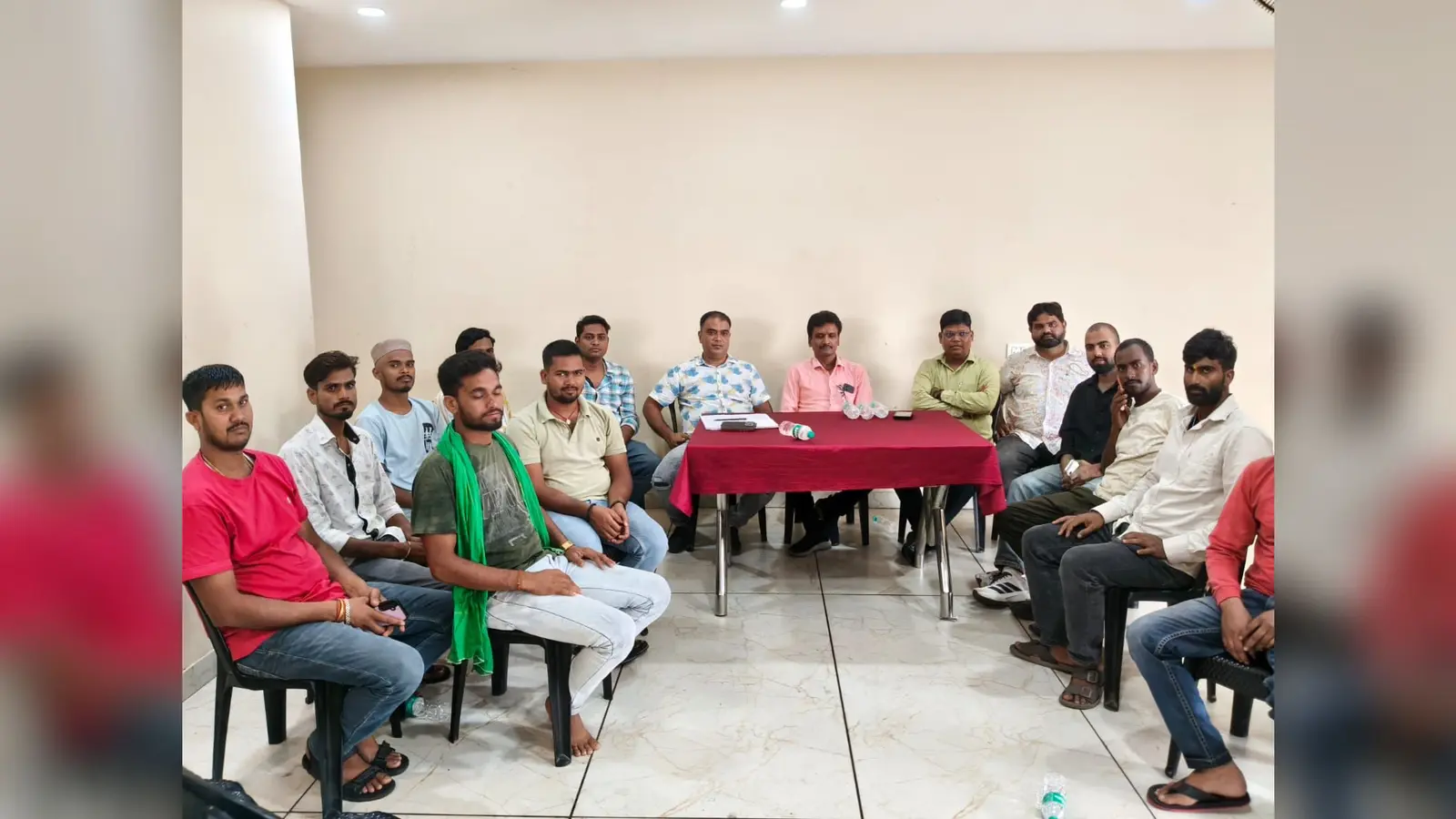 फोटो: 26 चांद 7 : बैठक में शामिल लोग. | Prabhat Khabar Network फोटो: 26 चांद 7 : बैठक में शामिल लोग. | Prabhat Khabar Network