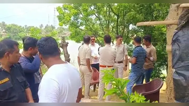 जांच करने पहुंची पुलिस की टीम शोक में डुबे परिवार से बात करते पड़ोसी | Prabhat Khabar Network जांच करने पहुंची पुलिस की टीम शोक में डुबे परिवार से बात करते पड़ोसी | Prabhat Khabar Network