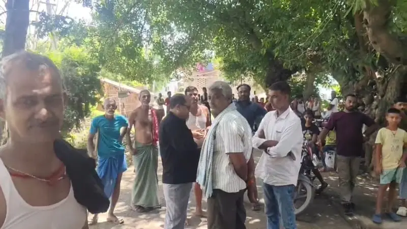 फोटो -खुला आलमारी में बिखरा सामान फोटो -घटना की जानकारी पर पहुंची पुलिस घटना की जानकारी लेते हुए | Prabhat Khabar Network फोटो -खुला आलमारी में बिखरा सामान फोटो -घटना की जानकारी पर पहुंची पुलिस घटना की जानकारी लेते हुए | Prabhat Khabar Network