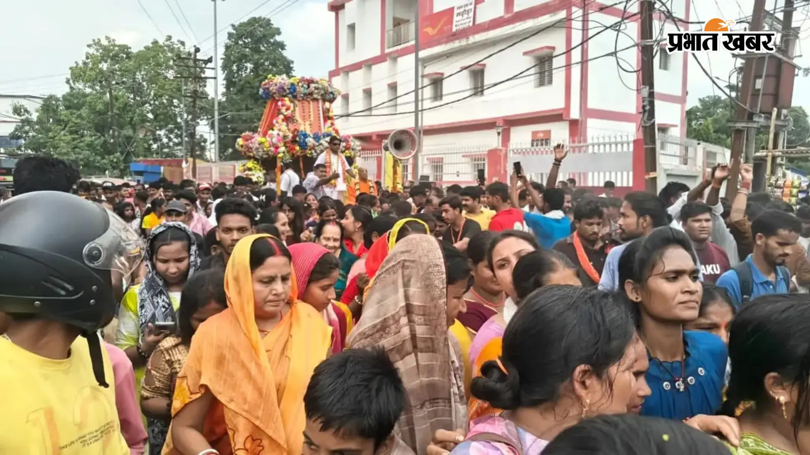 यात्रा में बड़ी संख्या में शामिल श्रद्धालु महिलाएं यात्रा में बड़ी संख्या में शामिल श्रद्धालु महिलाएं