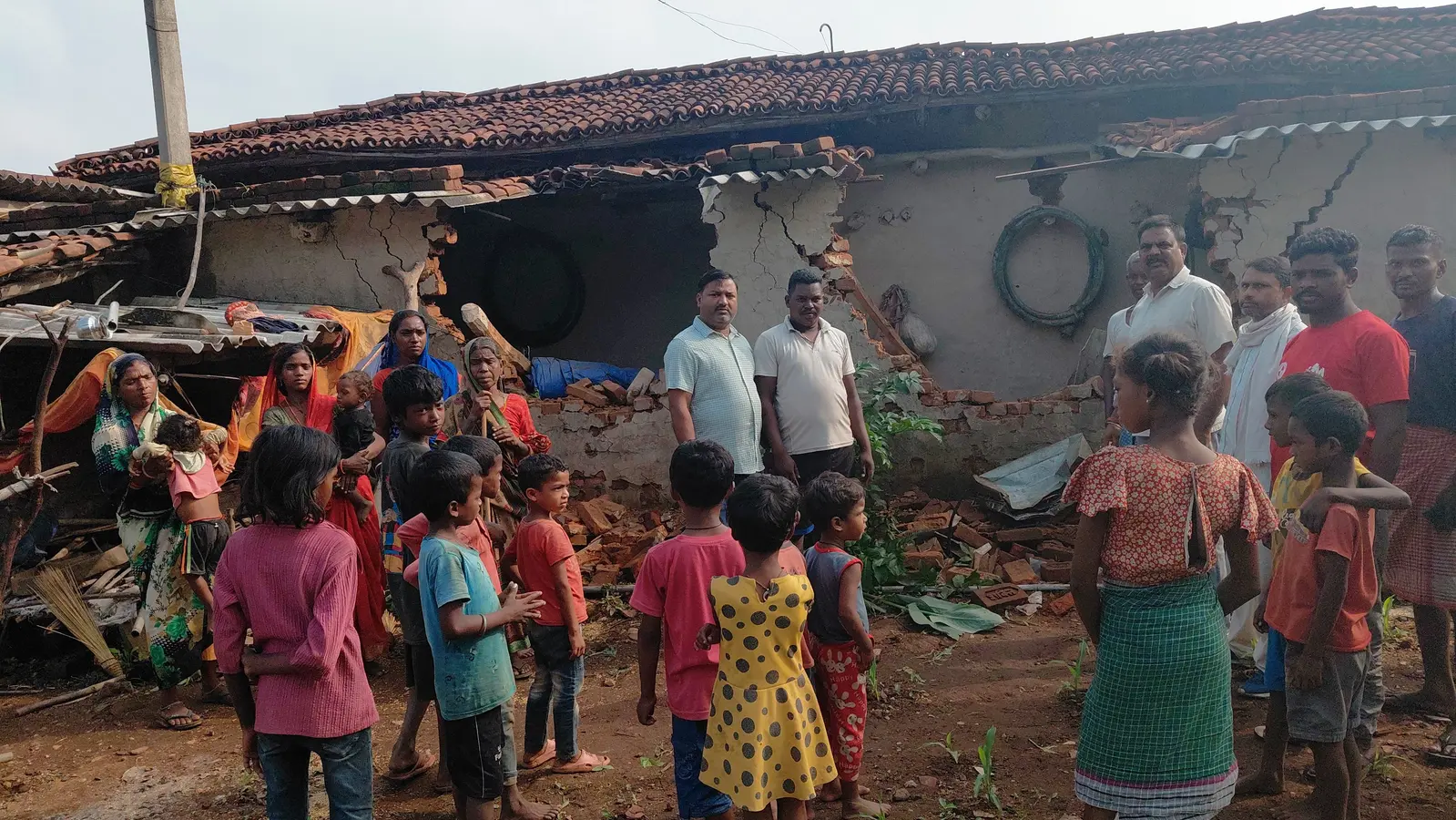 फोटो: 26 चांद 6 : क्षतिग्रस्त घर एवं उपस्थित लोग. | Prabhat Khabar Network फोटो: 26 चांद 6 : क्षतिग्रस्त घर एवं उपस्थित लोग. | Prabhat Khabar Network