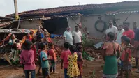 जंगली हाथी ने दो घरों को तोड़ा, विद्यालय की खिड़की तोड़ी, एक घायल