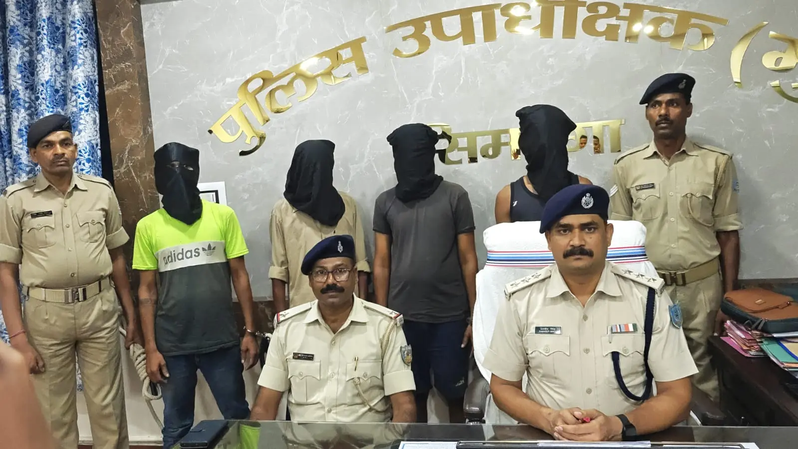 फोटो पूरे घटना की जानकारी देते डीएसपी रनवीर सिंह | Prabhat Khabar Network फोटो पूरे घटना की जानकारी देते डीएसपी रनवीर सिंह | Prabhat Khabar Network