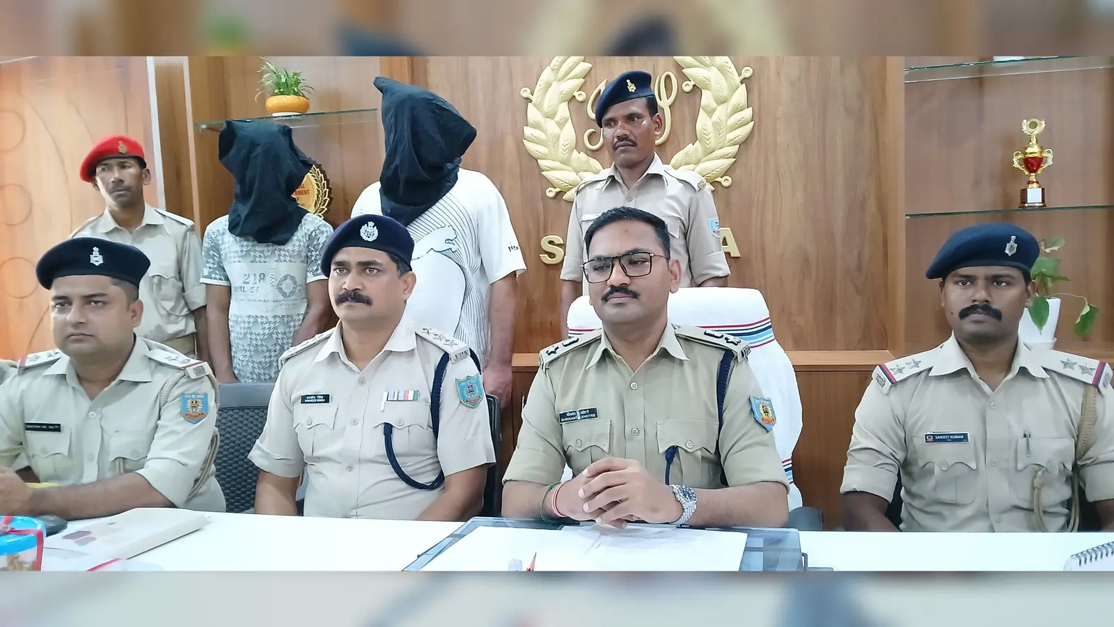 फोटो मामले की जानकारी देते एसपी श्रीकांत एस खोटरे, बरामद जेवरात व अन्य सामान | Prabhat Khabar Network फोटो मामले की जानकारी देते एसपी श्रीकांत एस खोटरे, बरामद जेवरात व अन्य सामान | Prabhat Khabar Network