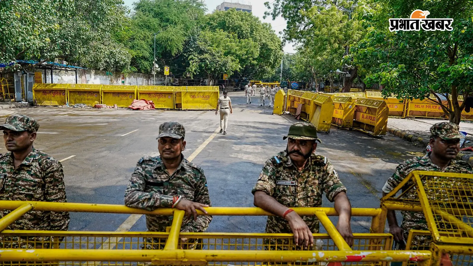 जंतर-मंतर के बाहर तैनात सुरक्षाकर्मी जंतर-मंतर के बाहर तैनात सुरक्षाकर्मी