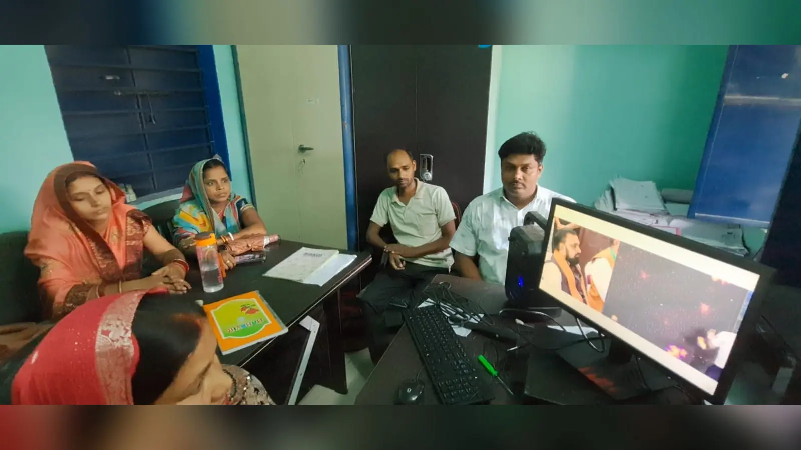 बैठक करते मुखिया एवं अन्य | Prabhat Khabar Network बैठक करते मुखिया एवं अन्य | Prabhat Khabar Network