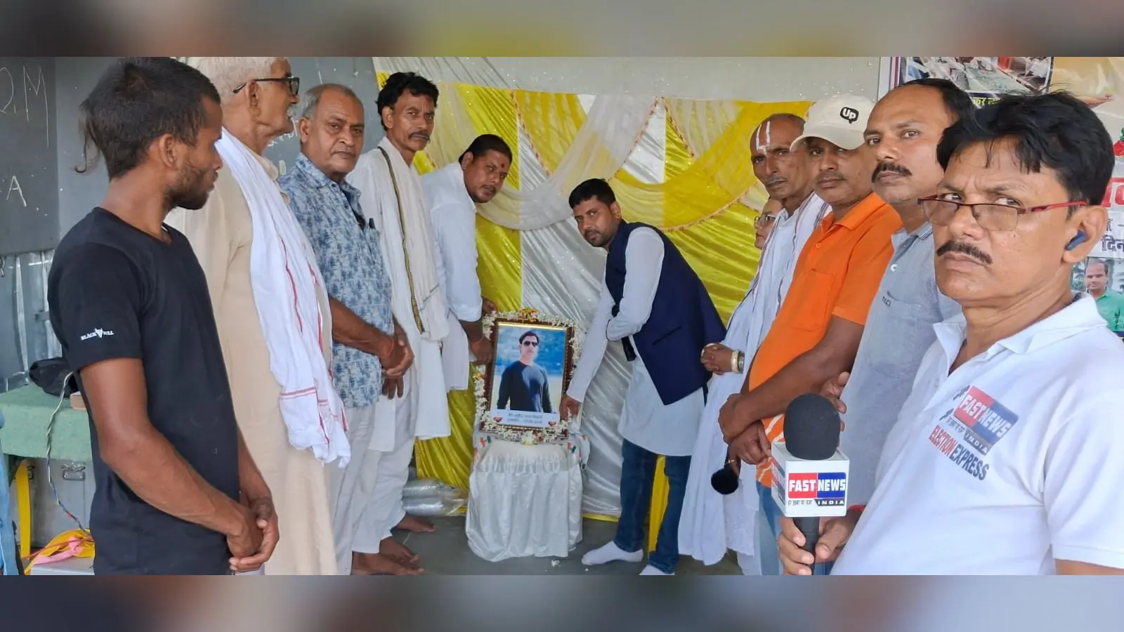 श्रद्धांजलि अर्पित करते लोग | Prabhat Khabar Network श्रद्धांजलि अर्पित करते लोग | Prabhat Khabar Network