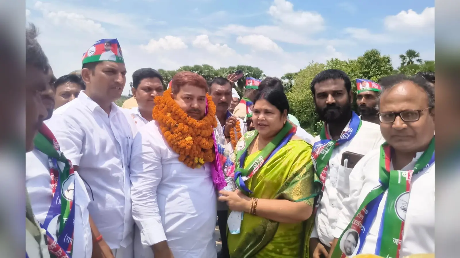 लोजपा (रा.) के प्रदेश कार्यकारी अध्यक्ष सह विधान परिषद सदस्य अशरफ अंसारी का स्वागत करते लोग | Prabhat Khabar Network लोजपा (रा.) के प्रदेश कार्यकारी अध्यक्ष सह विधान परिषद सदस्य अशरफ अंसारी का स्वागत करते लोग | Prabhat Khabar Network