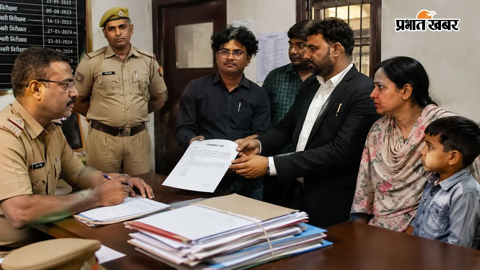 पुलिस थाने में शिकायत दर्ज करते परिजन (AI) पुलिस थाने में शिकायत दर्ज करते परिजन (AI)