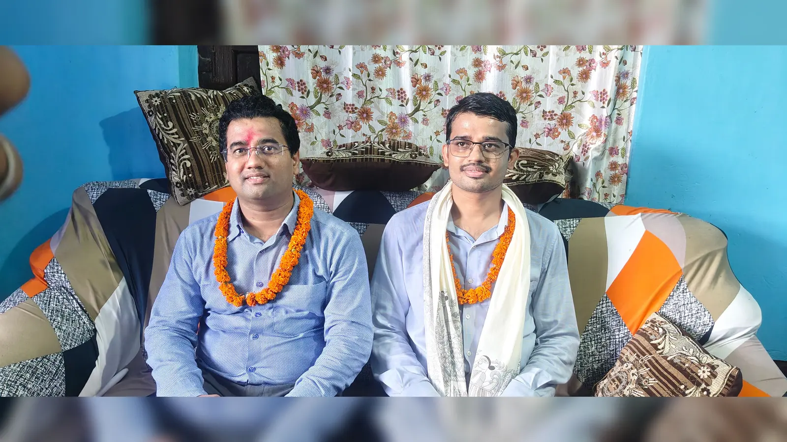 अभिनंदन समारोह में दोनों भाई, घर पर दोनों | Prabhat Khabar Network अभिनंदन समारोह में दोनों भाई, घर पर दोनों | Prabhat Khabar Network