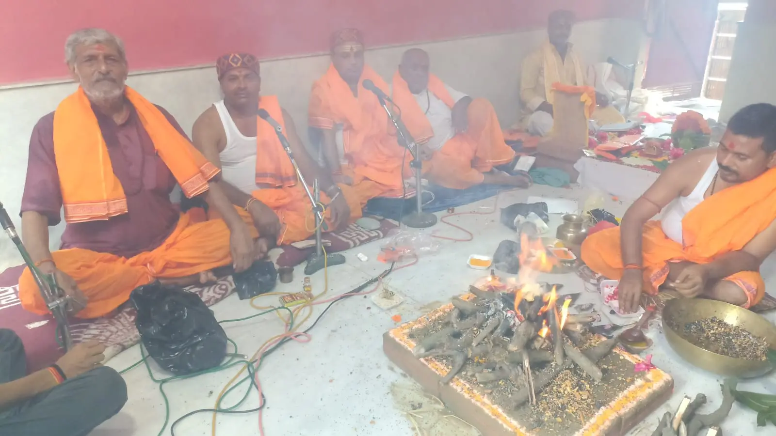 फोटो -ग्रामता पूजा के दौरान पूजन करते पुरोहित | Prabhat Khabar Network फोटो -ग्रामता पूजा के दौरान पूजन करते पुरोहित | Prabhat Khabar Network