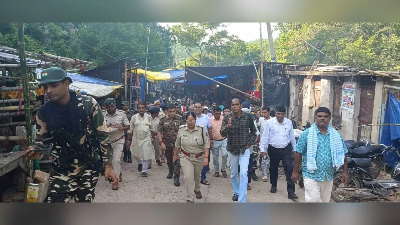 फोटो -श्रृंगी ऋषि धाम में निरीक्षण करते | Prabhat Khabar Network फोटो -श्रृंगी ऋषि धाम में निरीक्षण करते | Prabhat Khabar Network