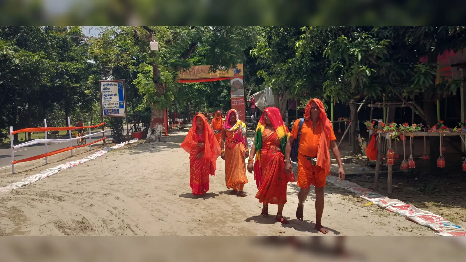 तपती धूप में माथे पर गमछा लिए कांवरिए | Prabhat Khabar Network तपती धूप में माथे पर गमछा लिए कांवरिए | Prabhat Khabar Network