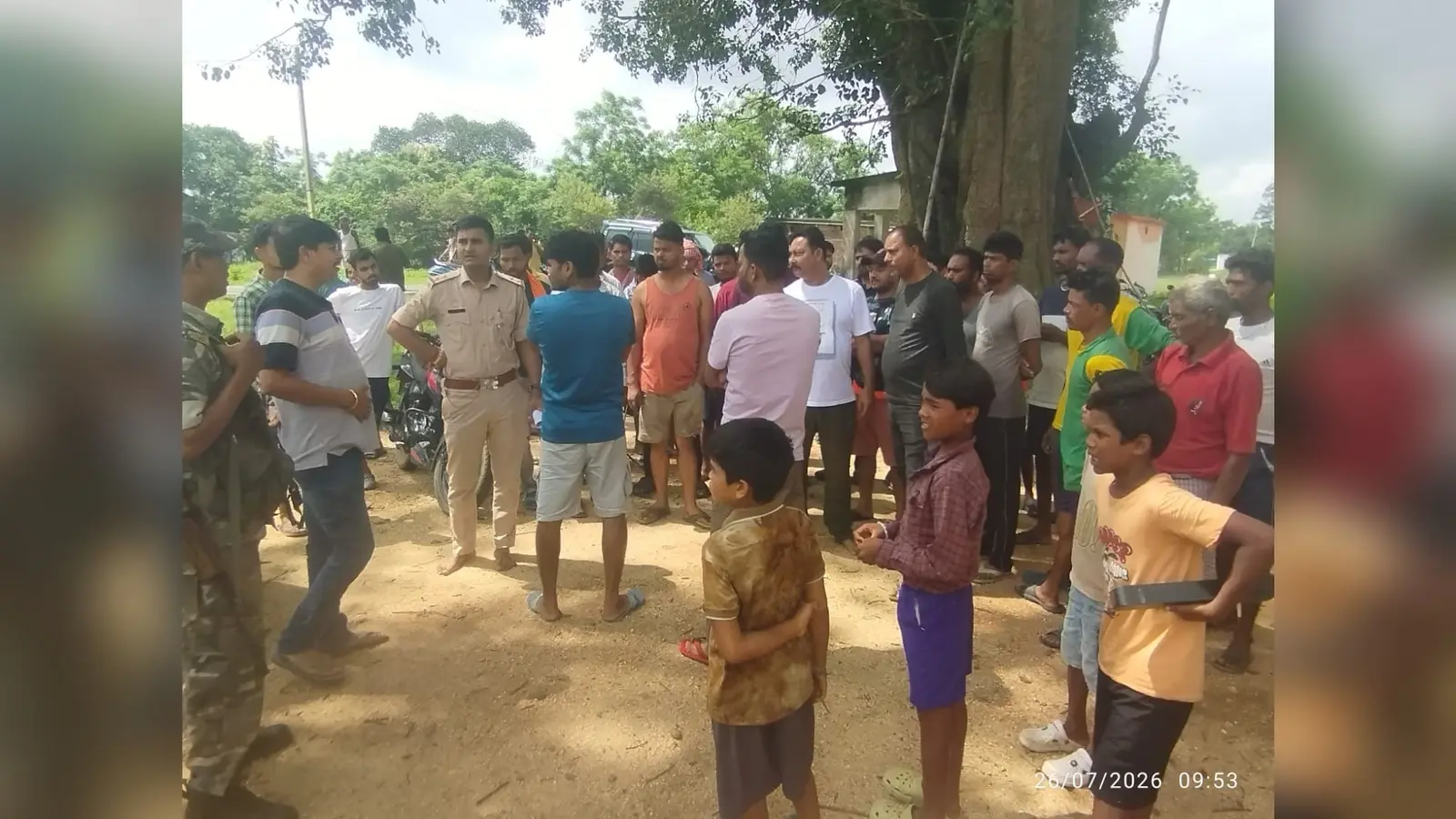 घटना के बाद मंदिर के बाहर एकत्र भीड़ | Prabhat Khabar Network घटना के बाद मंदिर के बाहर एकत्र भीड़ | Prabhat Khabar Network