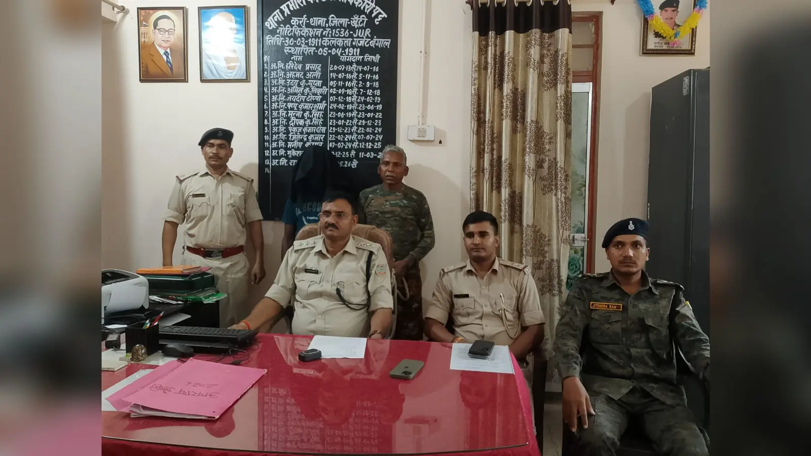 जानकारी देती पुलिस और गिरफ्तार आरोपी | Prabhat Khabar Network जानकारी देती पुलिस और गिरफ्तार आरोपी | Prabhat Khabar Network