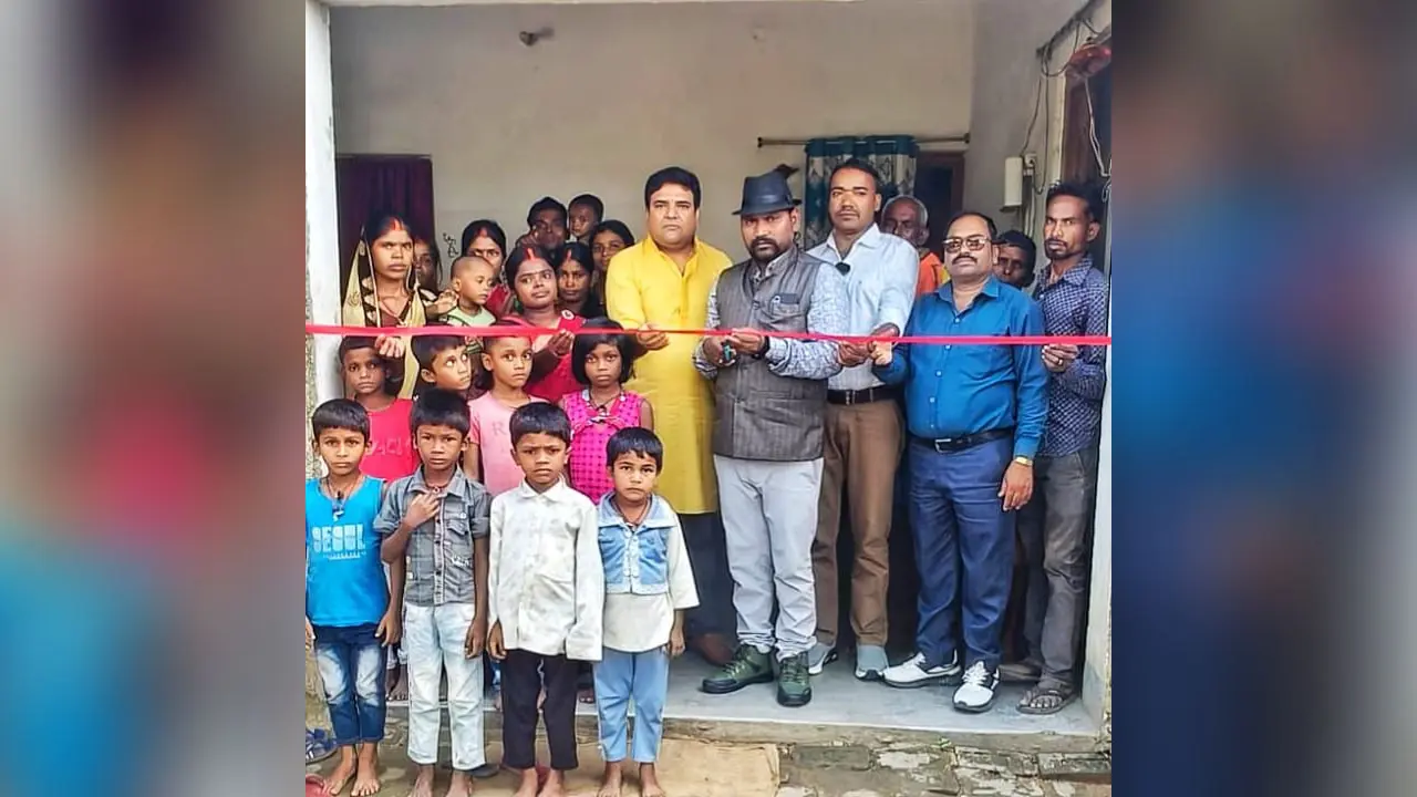 कोचिंग सेंटर का उद्घाटन करते मुखिया. | Prabhat Khabar Network कोचिंग सेंटर का उद्घाटन करते मुखिया. | Prabhat Khabar Network