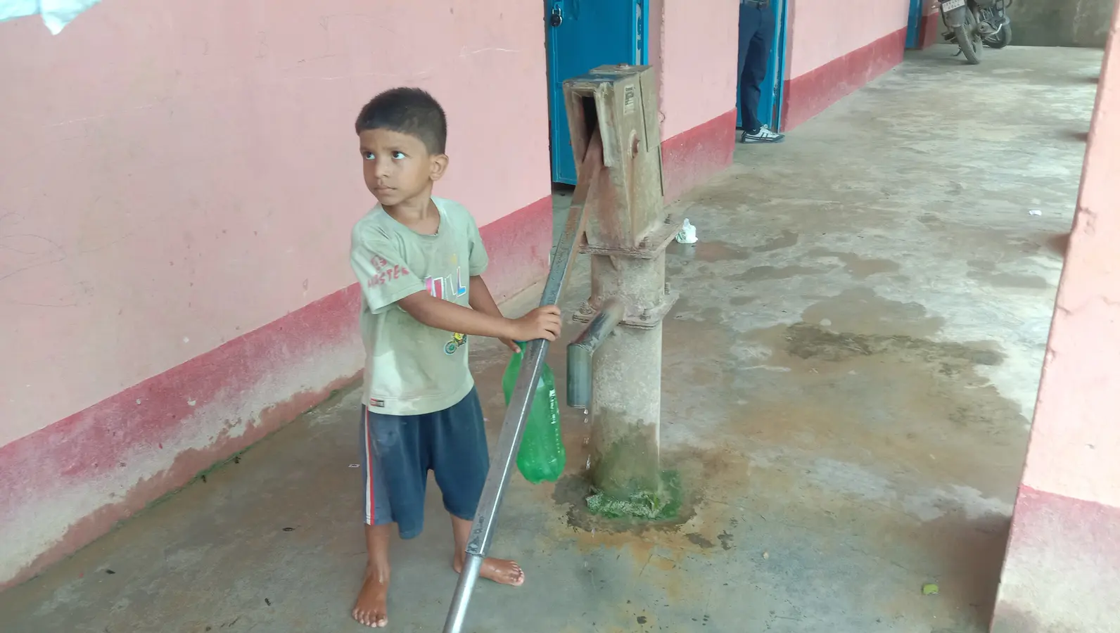 फोटो1 स्कूल के बरामदे में लगे चापाकल से पानी भरते बच्चा. फोटो2 यूएमएस पूर्णाडीह विद्यालय का मुख्य भवन. | Prabhat Khabar Network फोटो1 स्कूल के बरामदे में लगे चापाकल से पानी भरते बच्चा. फोटो2 यूएमएस पूर्णाडीह विद्यालय का मुख्य भवन. | Prabhat Khabar Network