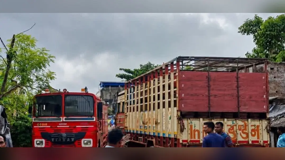 गैस सिलेंडरों से भरे ट्रक में लगी भीषण आग, विस्फोट की आशंका से मची अफरा-तफरी, मौके पर पहुंची दमकल | Prabhat Khabar Network गैस सिलेंडरों से भरे ट्रक में लगी भीषण आग, विस्फोट की आशंका से मची अफरा-तफरी, मौके पर पहुंची दमकल | Prabhat Khabar Network