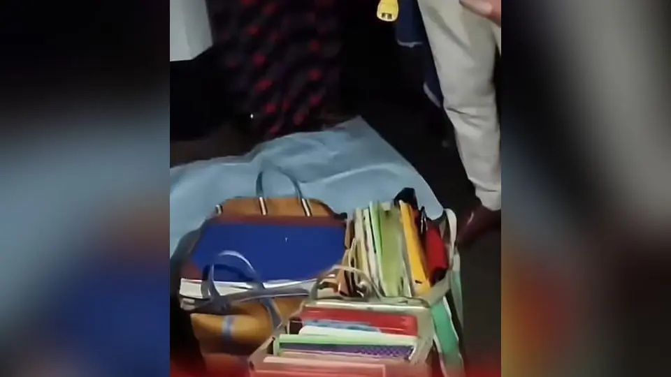 सरकारी फाइल बाहर ले जाने की कोशिश! ग्राम पंचायत कर्मचारी को पुलिस ने दबोचा, बैग से बरामद हुए अहम दस्तावेज | Prabhat Khabar Network सरकारी फाइल बाहर ले जाने की कोशिश! ग्राम पंचायत कर्मचारी को पुलिस ने दबोचा, बैग से बरामद हुए अहम दस्तावेज | Prabhat Khabar Network