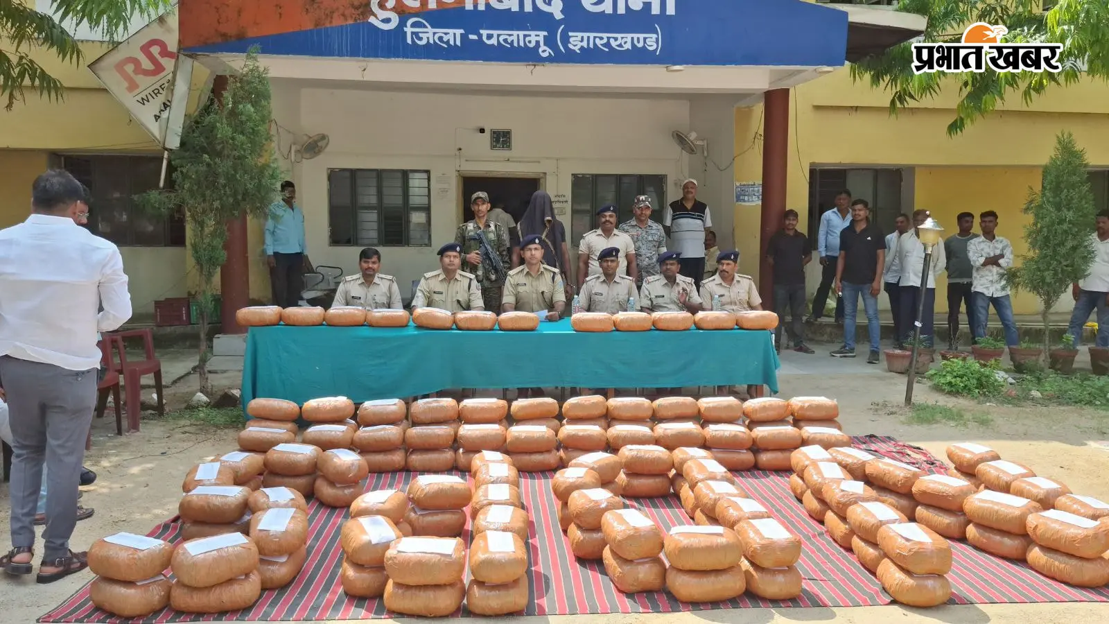 प्रेस वार्ता करती पुलिस प्रेस वार्ता करती पुलिस